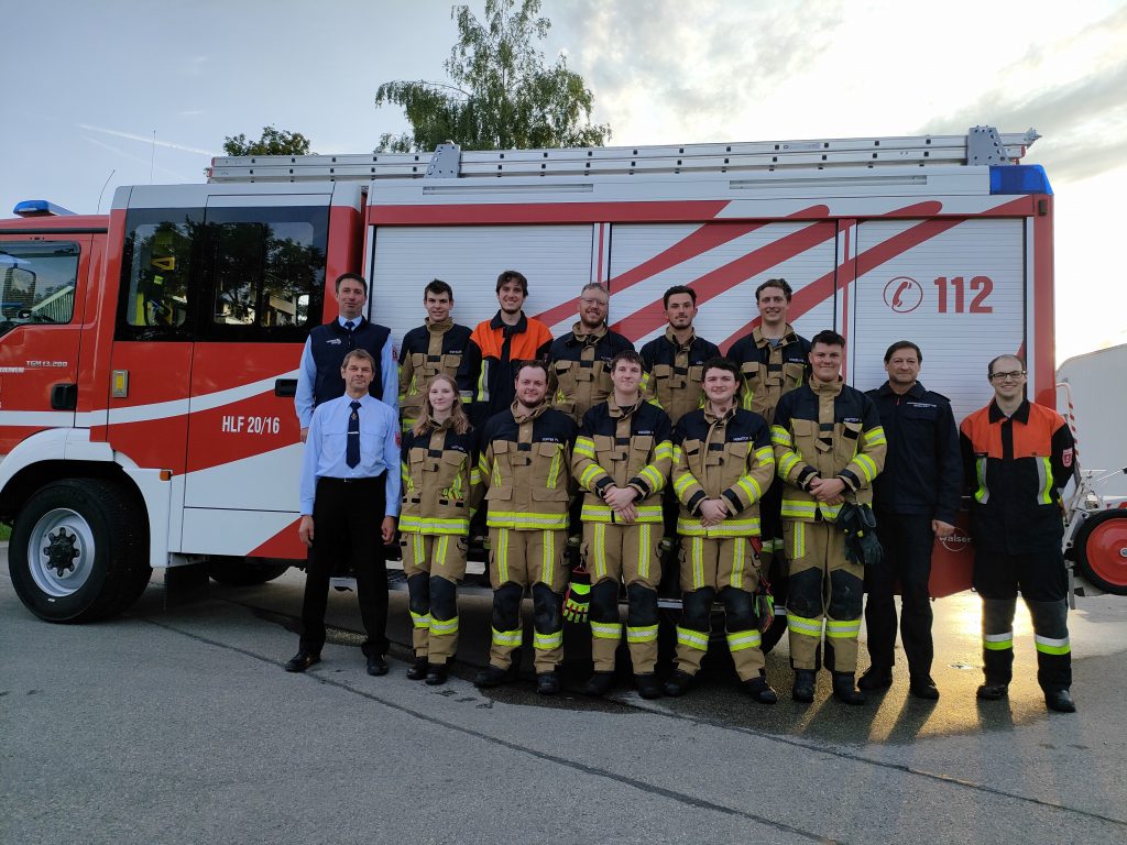 Gruppenbild der Absolventen mit Ausbilder und Prüfer